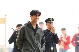 热榜观察台主视觉：赛事讨论热度曲线向上攀升，旁边堆叠着评论卡片与评分标签