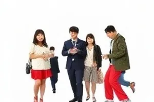 午夜检修画面，检修灯照亮隧道内一段铁轨与工具箱