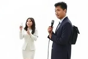 纸上风暴画面，稿纸被气流转起，墨迹在纸面留下拖尾