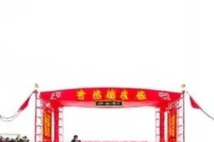 空转季节画面，停摆的旧风扇与窗外泛白的光线