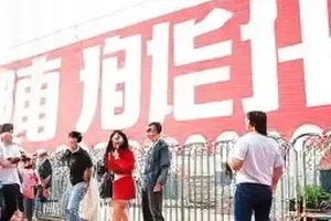雾港回声分组赛改稿现场画面，选手在计时器前调整分镜稿