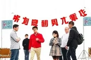 折线球道画面，保龄球在球道折线标记处转向的瞬间