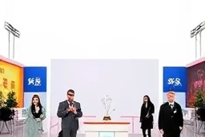 周日存档画面，旧式录像带与手写标签整齐排列在桌面上