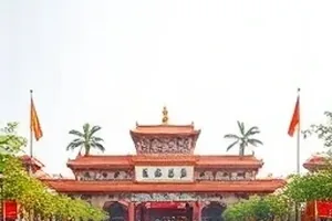 潮汐备忘录画面，退潮后的滩涂上留下一道道水痕与记事本